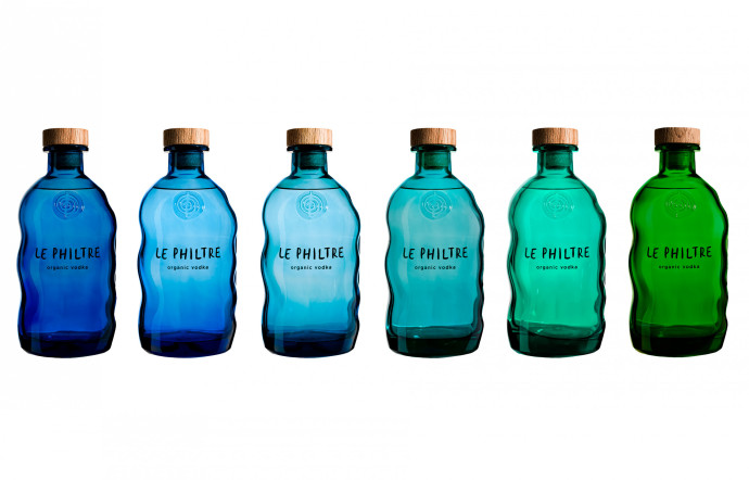 Les bouteilles de toutes les couleurs (ou presque) de la vodka Le Philtre est disponible sur le e-shop de la marque et dans près de 400 points vente.