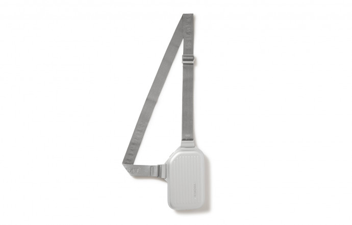 Pochette Messenger en aluminium, Rimowa sur Mr Porter, 850 €.