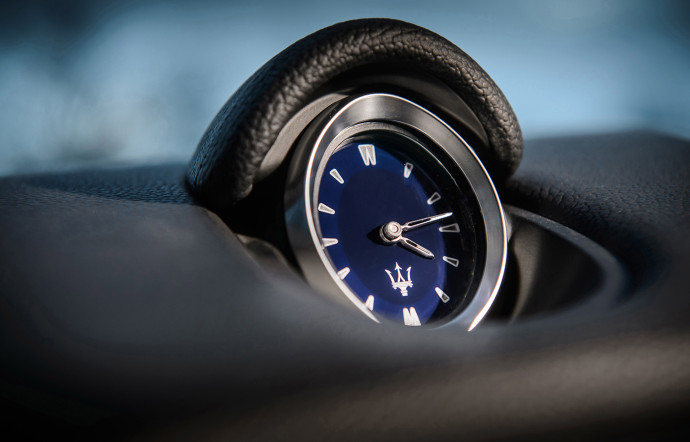 Les constructeurs de voitures de prestige équipent leurs tableaux de bord des plus belles montres, comme celles à aiguilles de la Maserati Ghibli 93.