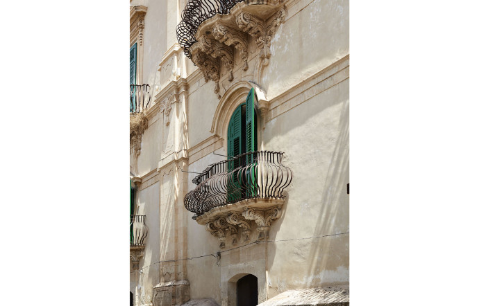 Noto (photo), Modica et Ragusa Ibla, la ville basse de Raguse, sont trois joyaux baroques de la Sicile. Détruites par le puissant séisme de 1693, les trois villes ont été reconstruites dans le flamboyant style baroque sicilien.