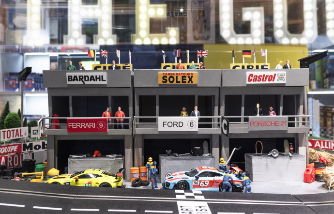 Le circuit électrique Carrera Toys, mis en scène, façon Le Mans, au centre du corner.