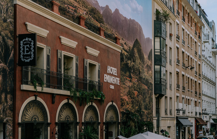 Athem, atelier de scénographie urbaine, a transformé la façade de l’hôtel Eminente en un décor sauvage inspiré de la vallée de Viñales.