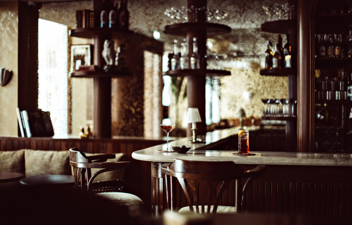 Le bar de l’hôtel Monsieur Aristide est ouvert en continu.