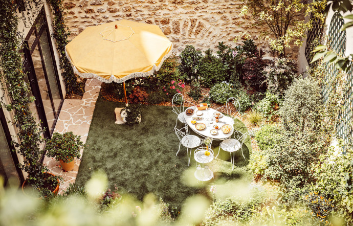 Point de fuite de tous les regards, le jardin donne à l’ensemble l’atmosphère d’une pension de famille des années 30.