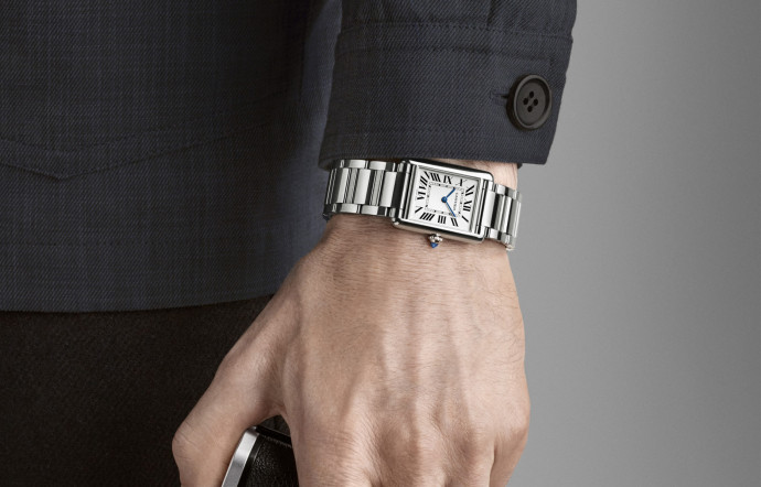 Montre Tank Must, grand modèle, mouvement à quartz. Boîte en acier, couronne perlée ornée d’un spinelle de synthèse en forme de cabochon, cadran argenté, aiguilles en forme de glaive en acier bleui, bracelet en acier. Taille de la boîte : 33,7 x 25,5 mm, épaisseur : 6,6 mm. Etanche jusqu’à 3 bar (~30 mètres). 3 050 €.