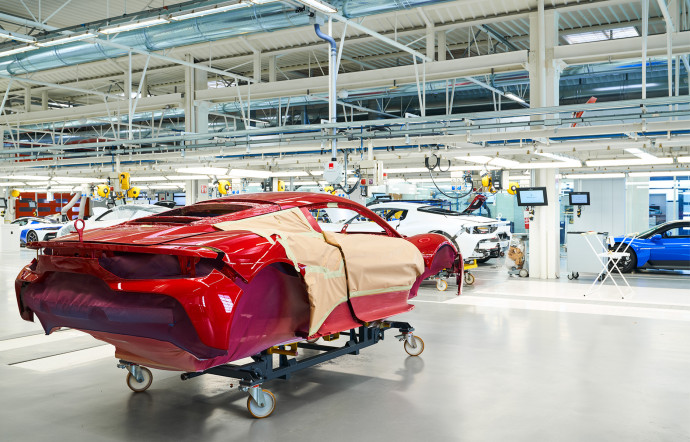 L’étape de la peinture est l’une des seules à être automatisées. Deux bras experts peignent l’ensemble de la carrosserie.