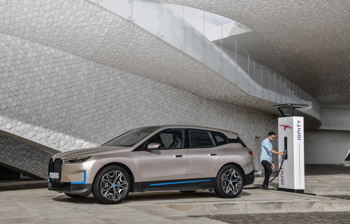Avec 105 kWh, la batterie de la version xDrive50 est la plus grosse jamais installée dans un modèle de la marque à l’Hélice.