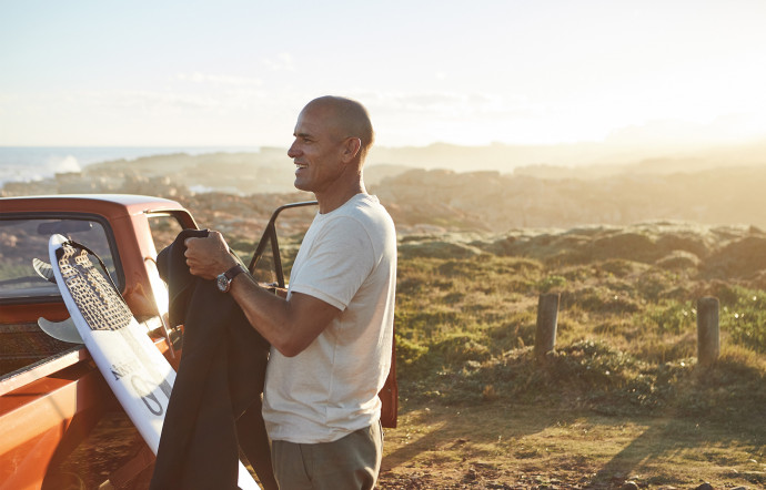 Membre du Breitling Surfer Squad, Kelly Slater porte la montre Superocean Heritage ’57 Outerknown.