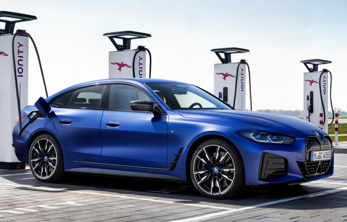 La i4 M50 accepte les charges de 205 kW sur bornes rapides. Cela permet de récupérer 140 km d’autonomie en 10 minutes.