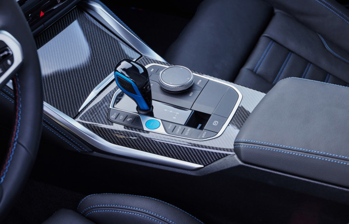 La console centrale en cuir s’habille d’inserts de carbone pour une ambiance sport-chic.