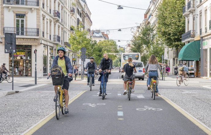 Si Grenoble est entourée de montagnes, c’est aussi la ville la plus plate de France, ce qui facilite la pratique du vélo.