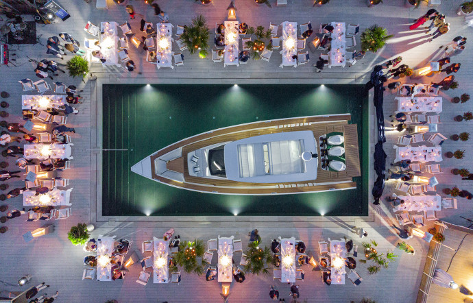L’open Swan Shadow a été présenté dans la piscine du restaurant de la Marina di Scarlino, en Toscane.