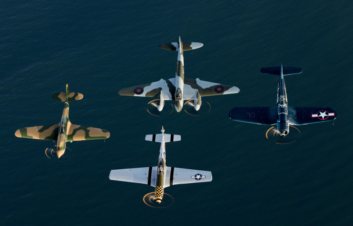 La collection de chronographes Super AVI rend hommage à quatre avions emblématiques de la Seconde Guerre mondiale et au courage de leurs pilotes.