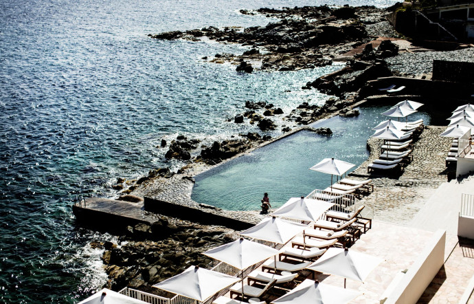 L’hôtel Les Roches rouges, à Saint‑Raphaël, dans le Var.