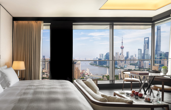 À Shanghai, vue époustouflante sur les gratte‑ciel de Pudong depuis l’une des magnifiques chambres de l’hôtel Bulgari. www.bulgarihotels.com