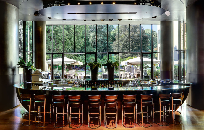 Le bar de l’hôtel Bulgari de Milan, donnant sur un écrin de verdure. www.bulgarihotels.com