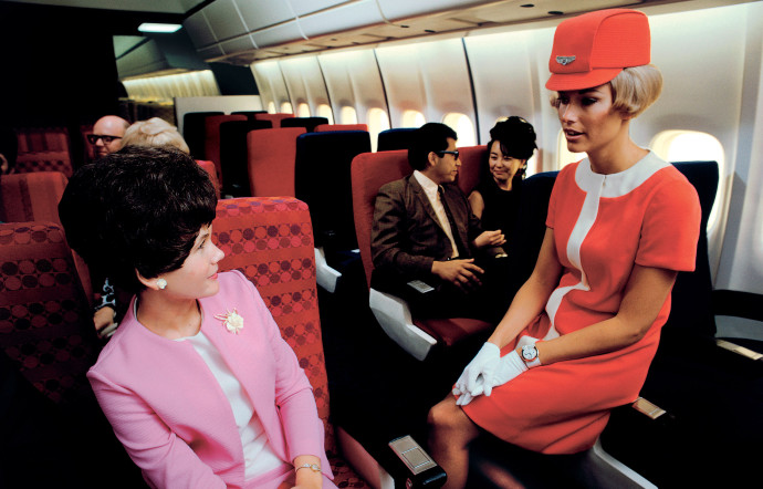 L’uniforme des hôtesses suit la tendance trendy à la fin des 60’s chez United Airlines.