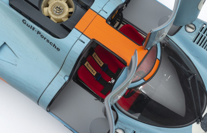 Modèle réduit 1/8 d’une Porsche 917K Gulf.
