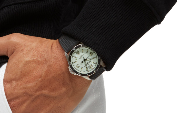 BR V2-92 Full Lum, 3 600 €, Bell & Ross.