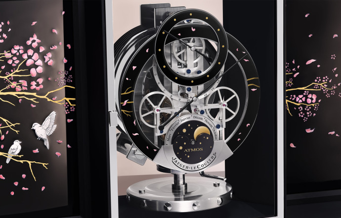 A Venise, l’horloger suisse expose une version exclusive de l’horloge Atmos, la Cherry Blossom.