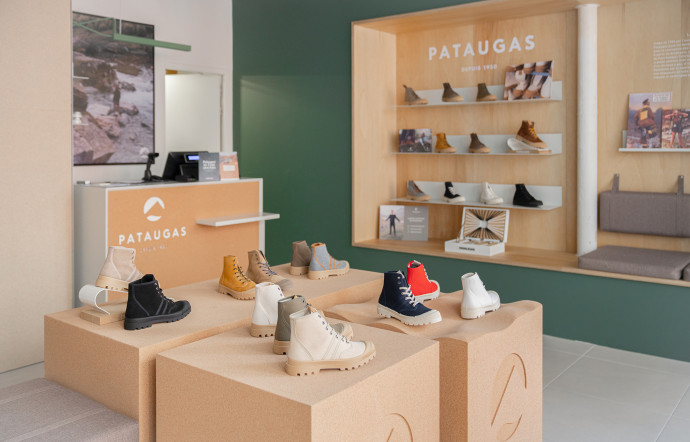 Matériaux naturels et scénographie épurée font du nouveau concept de boutique Pataugas un véritable atout pour la marque.