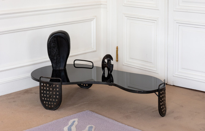 Une table basse Flaque signée Jean Royère.