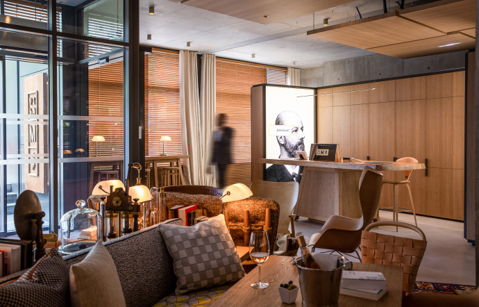 Le lobby accueille à la fois les clients de l’hôtel et du restaurant.