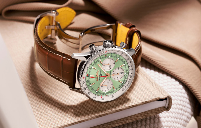 Breitling Navitimer B01 Chronograph 43, boîtier de 43 mm en acier (ou or rouge), calibre 01 manufacture automatique, lunette bidirectionnelle, fonctions heure, minute, seconde, chronographe, date, épaisseur de 13,7 mm, réserve de marche de 70 heures, fond en verre saphir, bracelet en acier ou en cuir surpiqué. À partir de 7 450 €. www.breitling.com