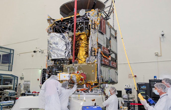 Assemblage des propulseurs à effet Hall sur la sonde spatiale Psyche de la Nasa.