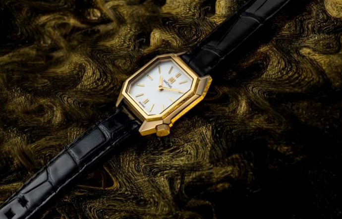 Montre March LA.B Lady Mansart en or 18 carats, bracelet alligator made in France, 7 995 € (9 995 € avec bracelet acier plaqué or 10 microns).