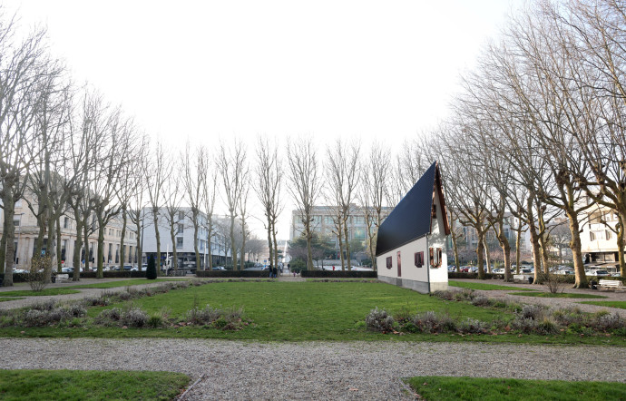 Narrow House, Erwin Wurm, Square Erignac.