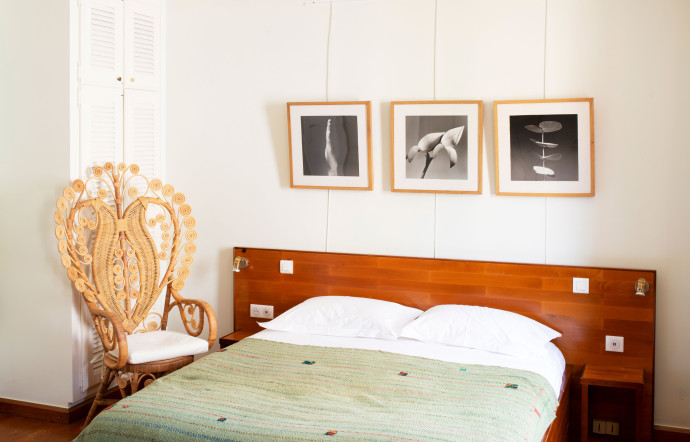 Six chambres sobrement meublées invitent au repos au retour de la plage.