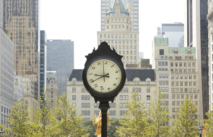 Against the Run, l’horloge d’Alicja Kwade qui nous oblige à pencher la tête pour lire l’heure.