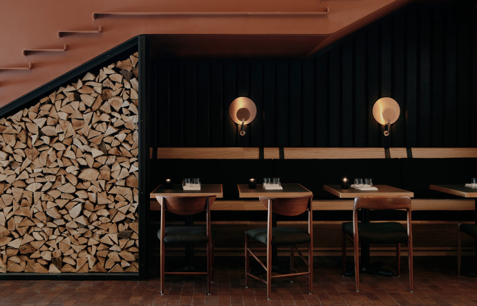 La table du chef Patrick Kriss s’habille de teintes plus sombres que le reste de l’hôtel.
