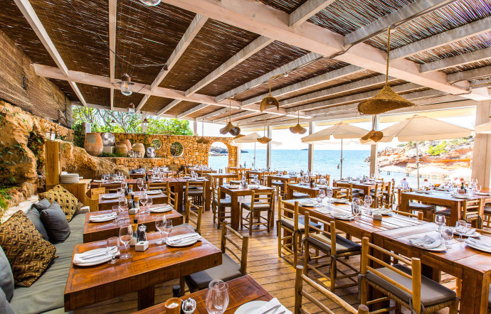 Playa de s’Estanyol, s/n. calabonitaibiza.com