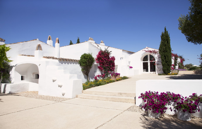 Carretera Maó, Cala’n Porter, km 10. torralbenc.com – slh.com
