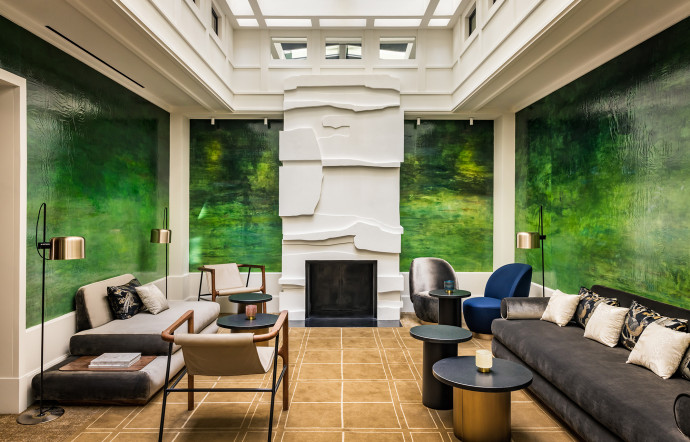 Le salon de l’hôtel Pavillon Faubourg Saint-Germain reprend le dispositif immersif des Nymphéas. Au centre : une cheminée de François Mascarello.