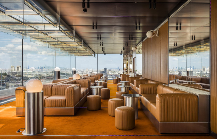 Il flotte au club une atmosphère retro new-yorkaise.