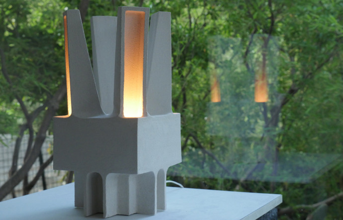 La diffusion de la lumière, en enjeu essentiel dans les luminaires sculptés du designer.