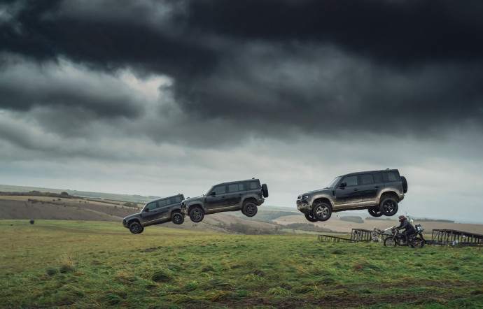 Plusieurs véhicules de la marque Land Rover seront proposés à la vente. Scène de No Time To Die © 2021 Danjaq, LLC and Metro-Goldwyn-Mayer Studios Inc. All Rights Reserved