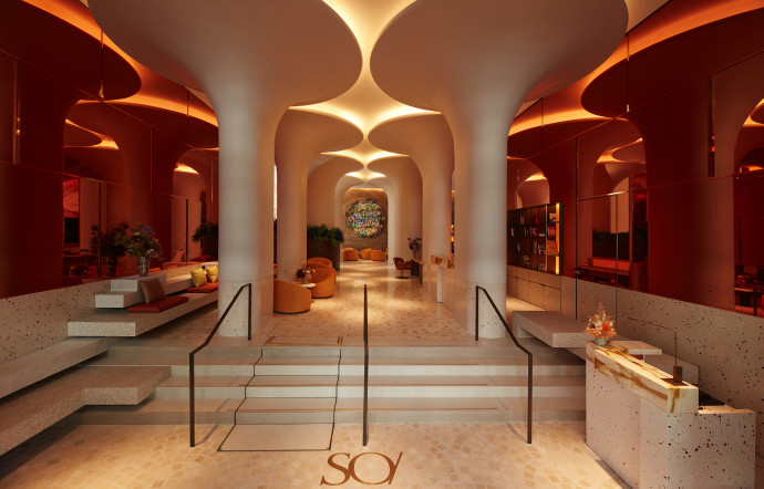 Le lobby de l’hôtel, grandiloquent, a été imaginé, comme le reste de l’hôtel, par l’agence RDAI.
