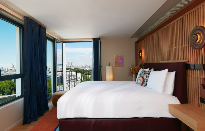 Une chambre panoramique au SO/ Paris.