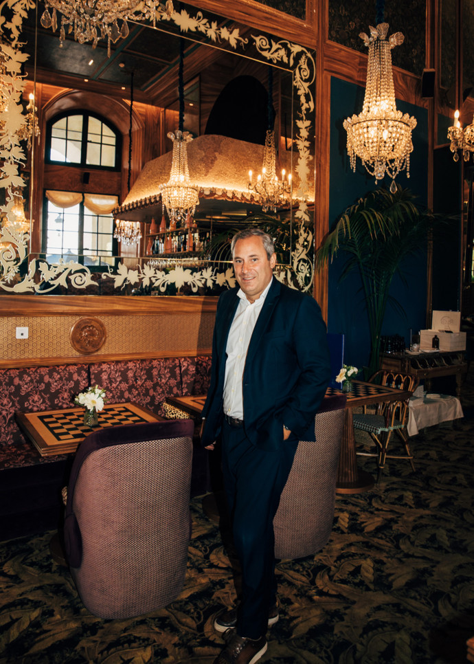 Benjamin Patou, fondateur du Moma group, pose au célèbre restaurant Lapérouse, à Paris.
