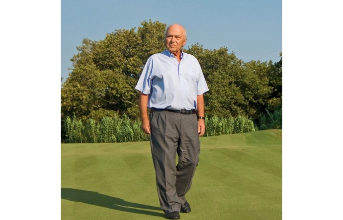 Vassilis C. Constantakopoulos marchant sur son premier parcours de golf, The Dunes Course.