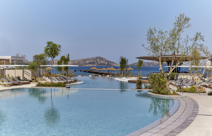 La large piscine du W Costa Navarino mène jusqu’à la mer Ionienne.