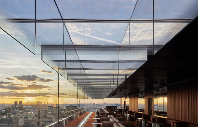 Au sommet du bâtiment principal,les mirroirs imaginés par Olafur Eliasson renvoient une image inversée de Paris.