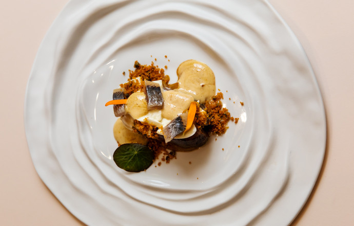 Paleron de boeuf Jersiais, mozzarella, crumble de poivre vert et sardine fumée chez Omar Dhiab.