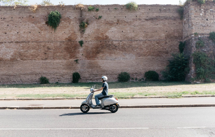 Vacances romaines en Vespa électrique.
