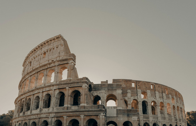 Le Colisée, monument emblématique de Rome.