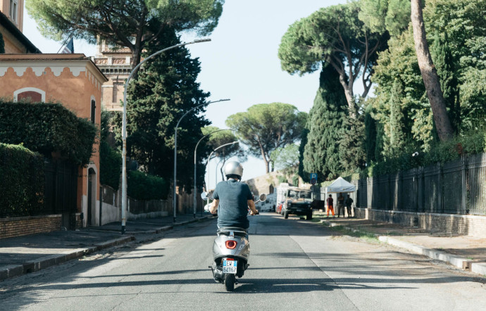 Dans Journal intime, Nanni Moretti se met en scène dans une Rome déserte, au guidon de sa Vespa.